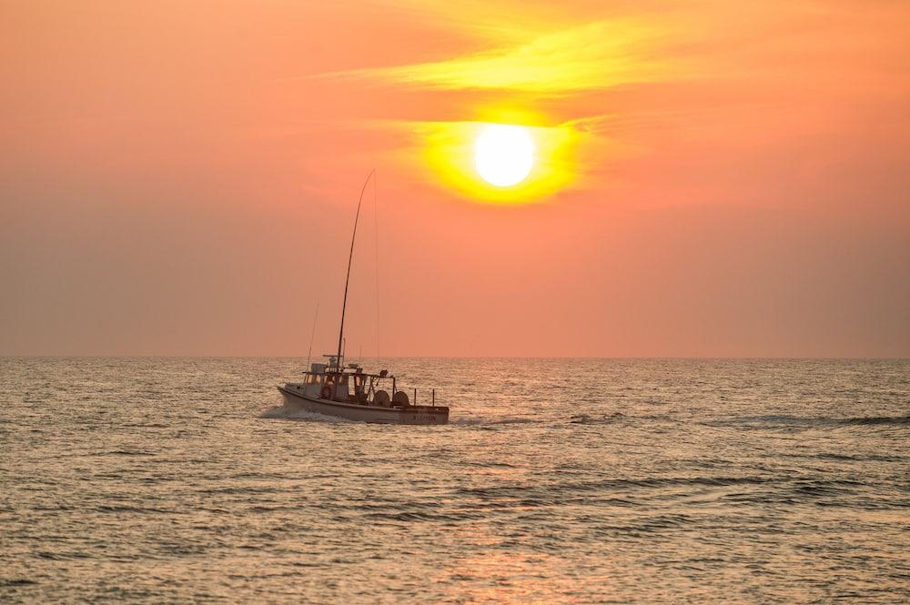 Express And West Ocean By Ihg Hotel 2*